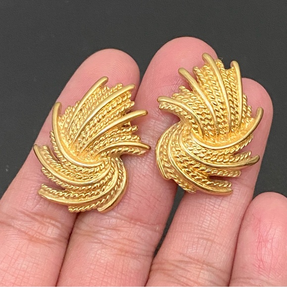 Vintage MONET Signed Gold-tone Wheat Spray Rope Feather Clip On Earrings - Picture 7 of 14
